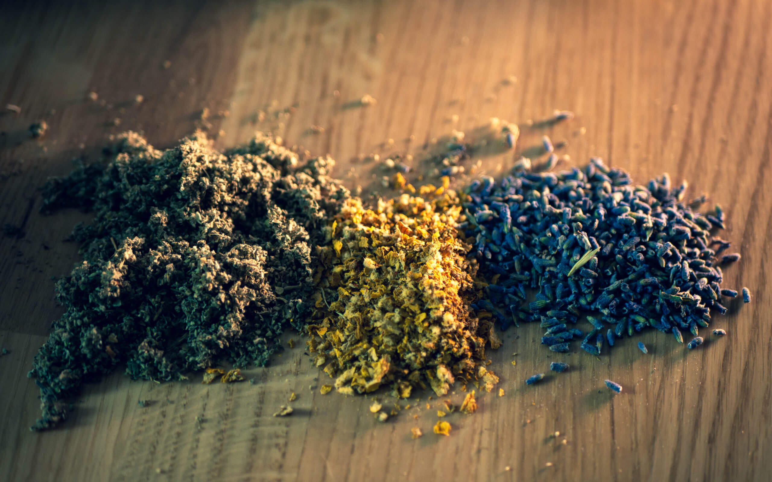 Getrocknete Kräuter zum Rauchen und Mischen mit Cannabis