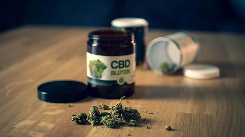 CBD Blüten buds flows bio CBD Blüten und Behälter