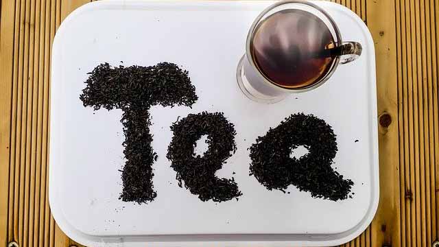 Teekräuter zum Wort Tea geformt
