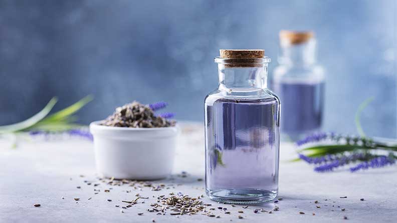 Lavendel-Öl riecht nicht nur lecker, sondern hat auch positive Wirkungen für Körper und Geist.