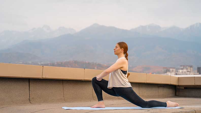 Junge frau macht Yoga, um Rückenschmerzen und andere Krankheiten vorzubeugen.