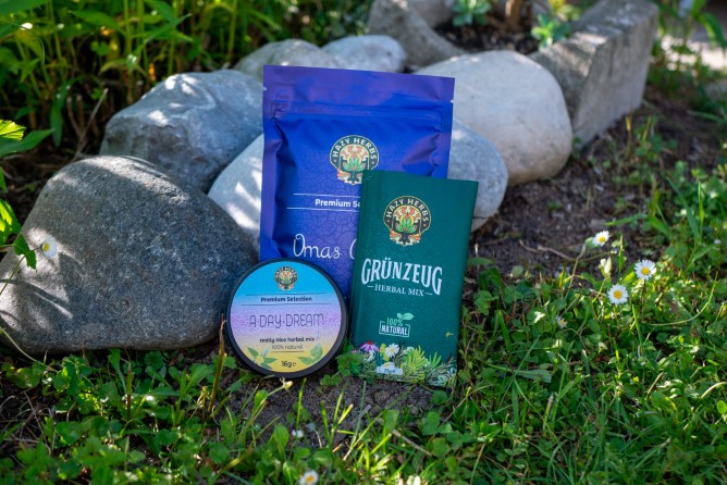 Die Verpackungen der Kräutermischungen von Hazy Herbs